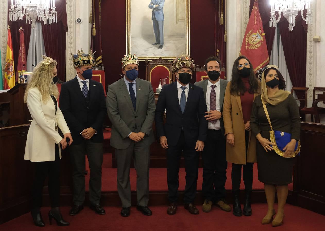 FOTOS: Los Reyes Magos reciben sus coronas en el Ayuntamiento de Cádiz