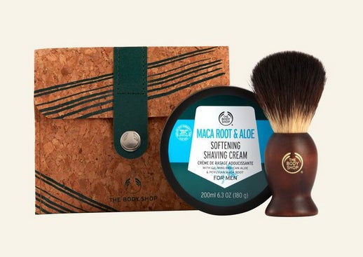 Kit de Afeitado suave para hombre de The Body Shop. Este neceser reutilizable, elaborado con corcho, material biodegradable, contiene la crema de afeitar de raíz de maca y aloe, y la brocha de afeitar de madera vegana. El regalo perfecto para los hombres más ecológicos que no quieren dejarse crecer la barba. 24 €.