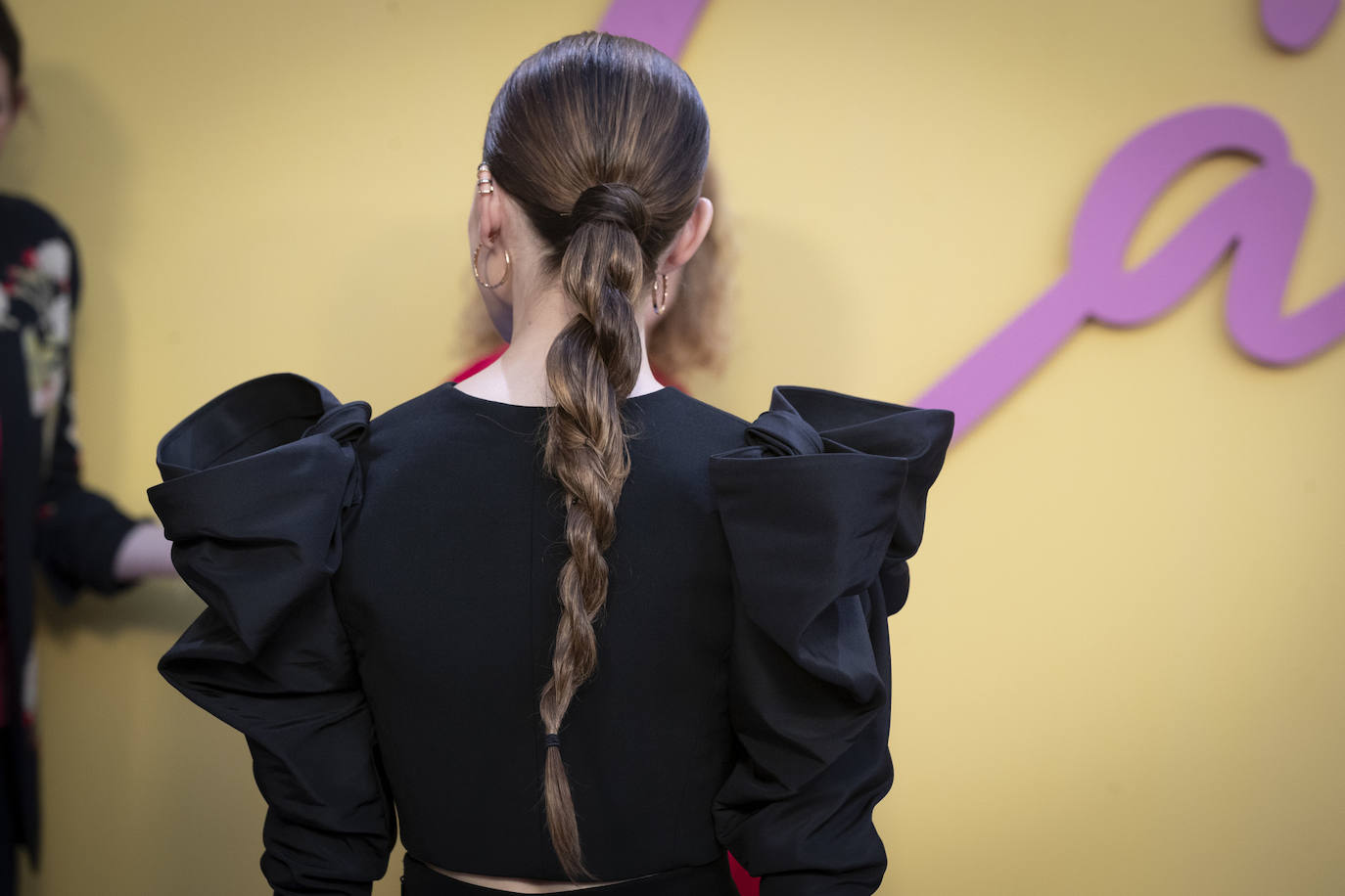 Trenza XXL. Otro peinado fácil para brillar esta navidad es la trenza. María Valverde posó con una trenza clásica en formato XXL en el preestreno de la película Fuimos Canciones. Peinada con raya a un lateral o hacia atrás con acabado wet, es un look ideal para nochevieja.