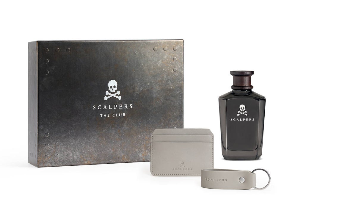 Set Scalpers The Club. Los sets de perfume son siempre una buena opción para regalar en navidad. En el interior de este encontrarás Slcapers the Club, un perfume hipnótico, con notas de salida de pomelo, cacao y salvia, notas de corazón lavanda, acorde tabaco y jengibre, y notas de fondo ámbar gris, vetiver, pachuli y maderas clandestinas. Además del perfume, encontrarás un tarjetero y un llavero. 69 €.