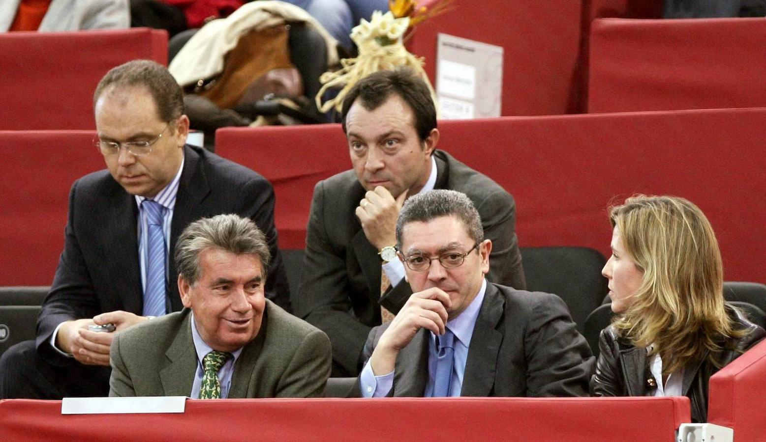 El director del torneo Masters Series de Madrid, Manolo Santana (i, primera fila), conversa con el alcalde de Madrid, Alberto Ruiz Gallardón (c, primera fila) y la concejal de Coordinación Institucional, Patricia Lázaro, en una tribunal de invitados, en la que también estaba el vicealcalde, Manuel Cobo (d, segundo fila), durante el partido entre el tenista español Rafael Nadal y el rumano Victor Hanescu, al que venció por 7-6 y 6-3 en la segunda ronda del Masters Series Madrid 2005. 