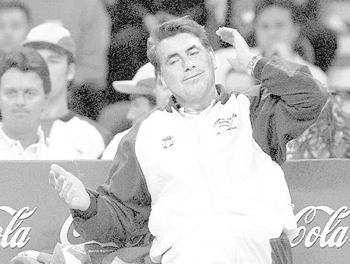 El capitán del equipo español de Copa Davis, Manolo Santana, durante el encuentro de dobles que disputaron Javier Sánchez Vicario y Francisco Roig frente a los italiano Omar Camporese y Diego Nargiso correspondiente a los cuartos de final de la Copa Davis. 
