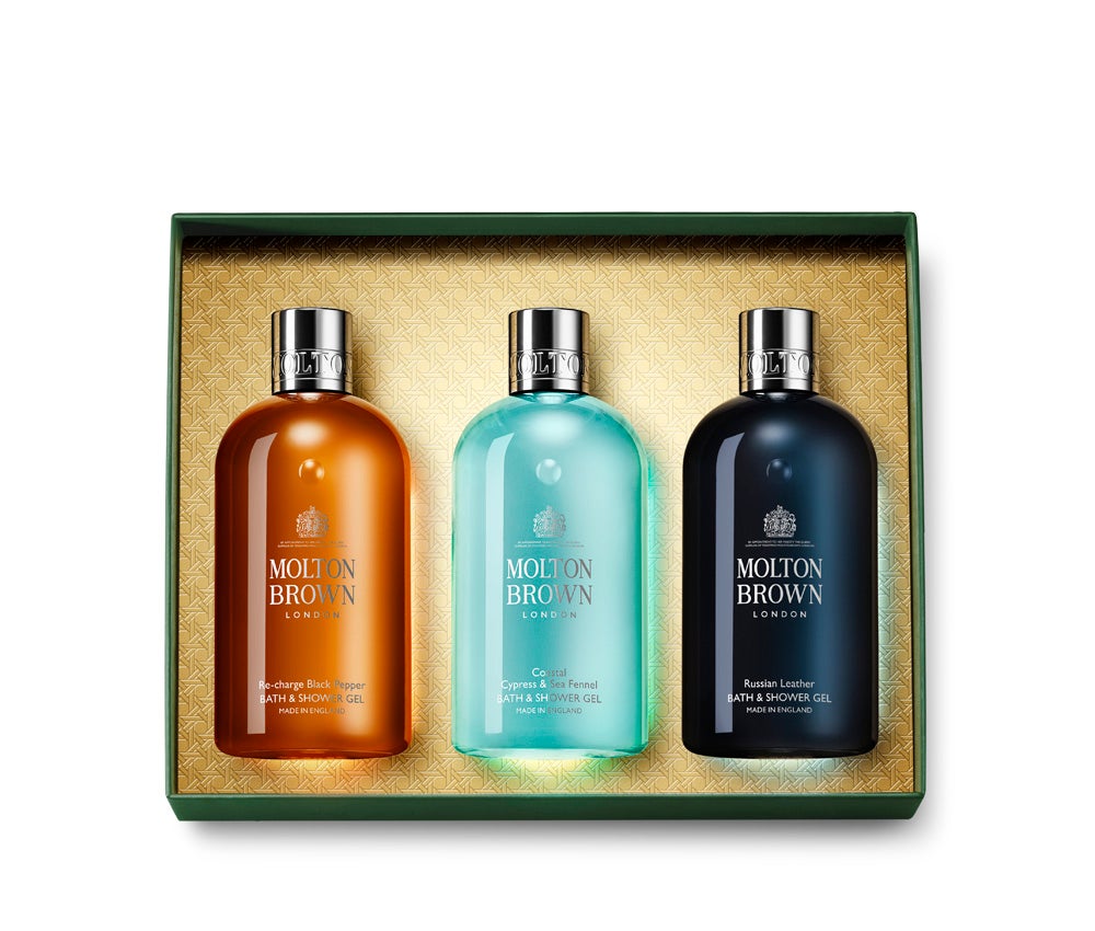 Set de geles masculinos Woody &amp; Aromatic Collection de Molton Brown. Colección de geles de baño con aromas amaderados y aromáticos. El regalo ideal para hombres que disfrutan con momentos de autocuidado y bienestar en casa. Incluye los geles Black Pepper, Coastal Cypress &amp; Sea y Russian Leather. 65 €, de venta en Isolée.