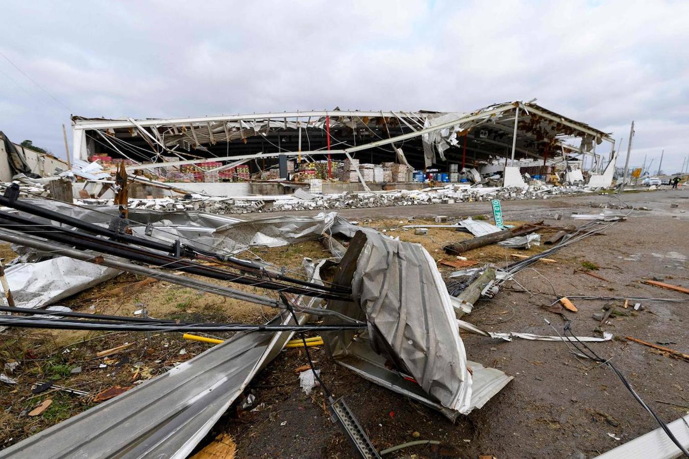 Un almacén yace dañado después de que fuera azotado por un tornado en Mayfield, Kentucky, el 11 de diciembre de 2021. 