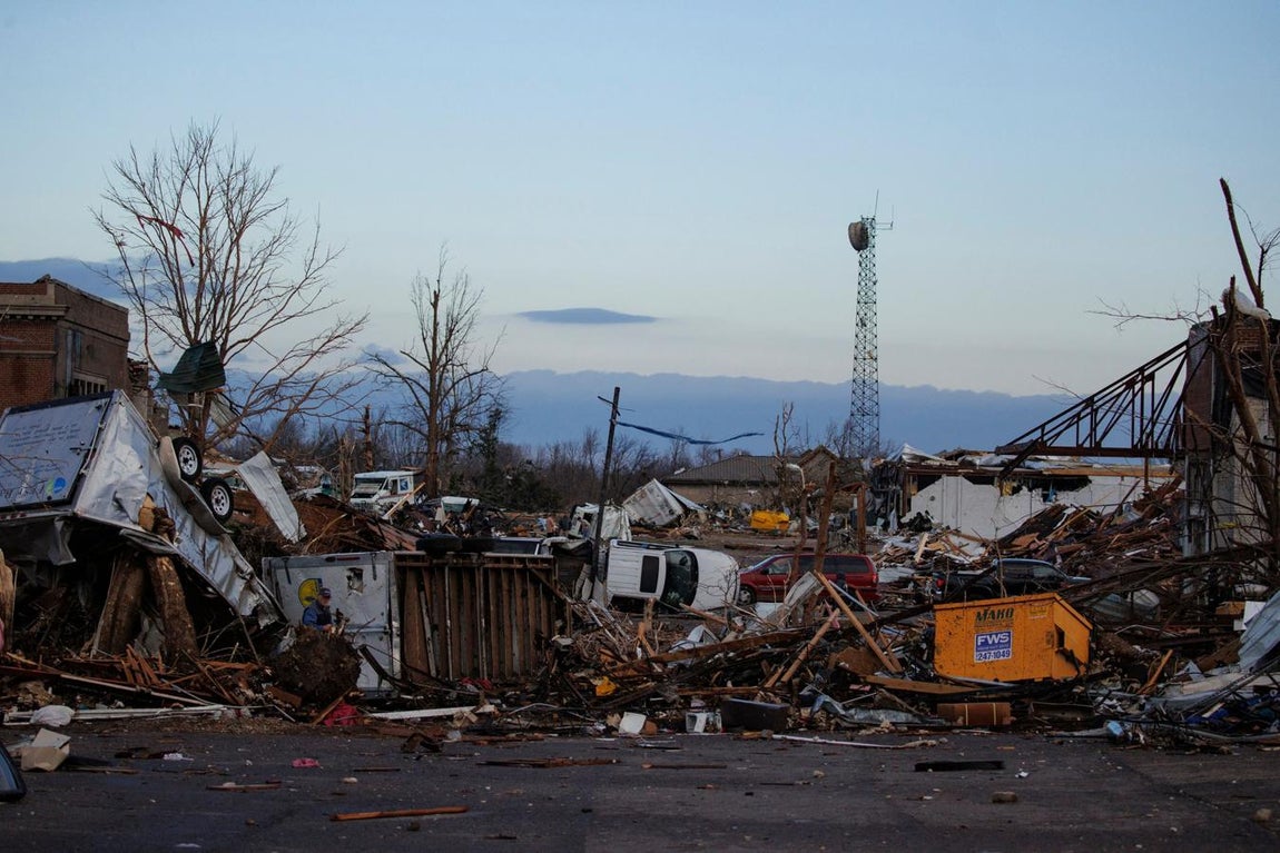Se observan graves daños en el centro de la ciudad después de que un tornado azotó el área el 11 de diciembre de 2021 en Mayfield. 