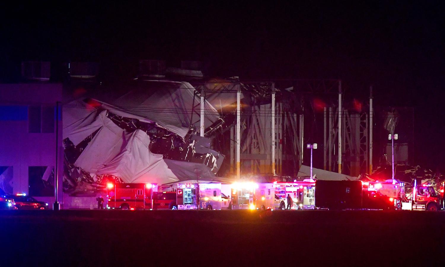 Los rescatistas rodean un Centro de cumplimiento de Amazon en Edwardsville, Illinois, el 10 de diciembre de 2021, después de que fuera azotado por un tornado. 