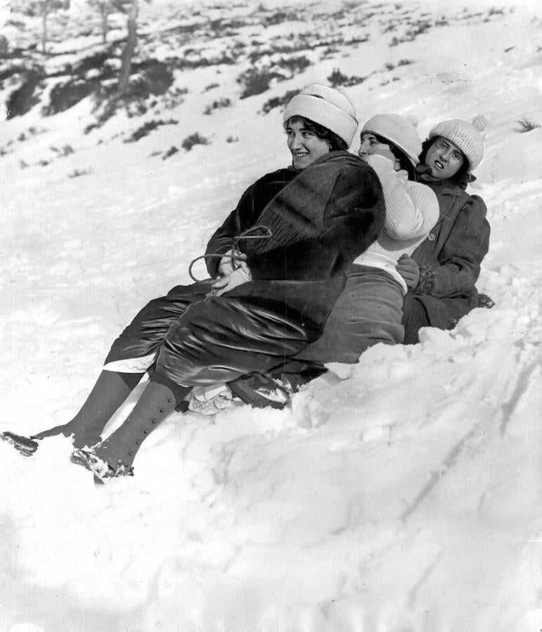 Tres mujeres se deslizan por la nieve durante una carrera de domingo (1911). 