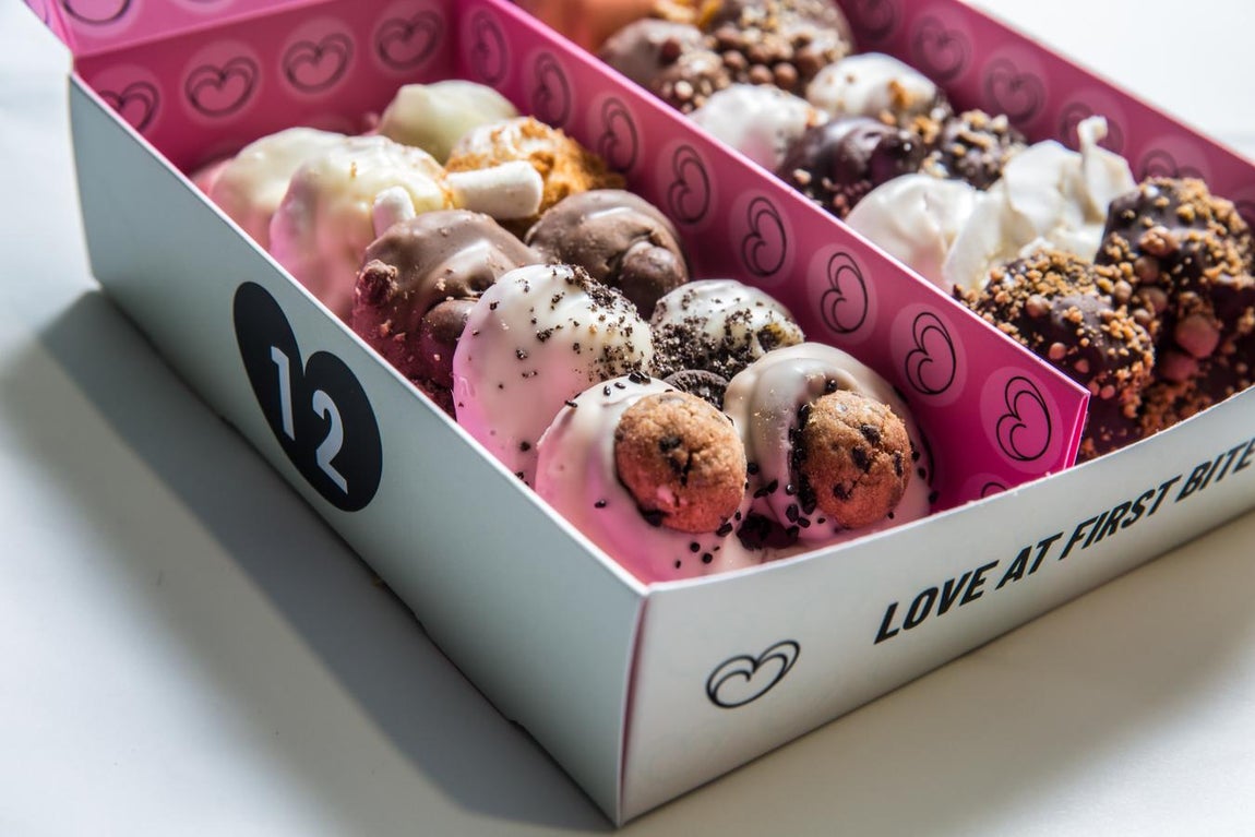 Una caja de Palmiers Original. Palmiers Original nace fruto de los años de experiencia en el sector del dulce artesano y tradicional de la famosa PasteleríaMora y dando un paso más allá, ofreciendo un producto de calidad, 100% artesano y con una imagen fresca y muy actual. Estaq Navidad sorprende con una caja de sus distintas variedades elaboradas con deliciosos rellenos a base de frutas, pralinés y chocolates. El toque final lo pone un irresistible baño de cacao que recubre la base de hojaldre convirtiendo sus originales palmeritas en un detalle delicioso al igual que vistoso. Sus dulces pueden comprarse online y en los corners que la marca tiene en El Corte Inglés de Pintor Sorolla (Valencia), Princesa (Madrid) y el hotel Hyatt Centric (Madrid). Precio: desde 1,60€/ unidad.