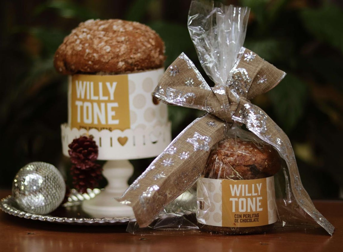 Willytone, un original y saludable panetone. Willy Factory, referente en hojaldres y otros dulces artesanos, reales y honestos, presenta su propia versión del clásico panettone de Navidad, un producto, como todos los de la firma, elaborado con ingredientes naturales y frescos, sin ultraprocesados, aditivos ni conservantes y con un contenido de grasas y azúcares inferior al 15 %. Su nombre es WillyTone y está basado en la receta tradicional –harina, leche, yema de huevo y mantequilla–, a la que se le añaden perlas de chocolate. Precio: Mini (140 g) 4,50€; Maxi (400 g) 12€