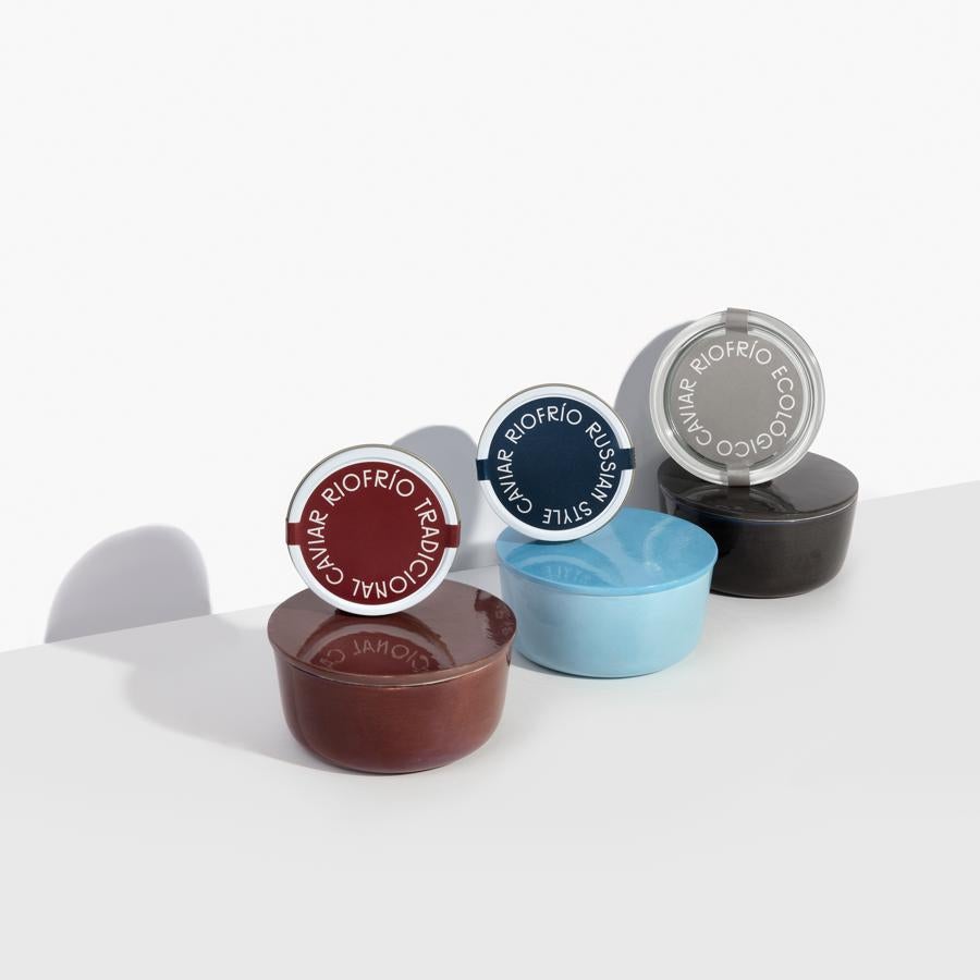 La Trilogía de Caviar Riofrío. La marca de caviar ecológico ha confiado en el estudio Buenaventura y en la artista cordobesa Lola Moral la creación de tres exclusivas piezas de cerámica mayólica, cada una inspirada en las recetas Ecológico, Russian Style y Tradicional de ese manjar. De venta online, existen tan solo 100 creaciones de cada referencia que se convierten en un detalle especial para regalar y en un bello objeto para conservar. Cada pieza de Trilogía puede adquirirse por 70 €/unidad con la compra de los formatos de 100 gr, 120 gr, 200 gr y 500 gr.