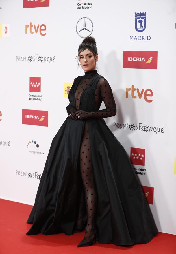 Dulceida, en la alfombra roja de los Premios Forqué 2021. También apostando por un look completamente negro, Aida Domenech, más conocida como Dulceida, escogió para la ocasión un vestido de tafetán drapeado con escote V pronunciado y una gran abertura hasta la cinturilla que ha lucido con un mono de cuello cisne con mangas en plumetti de terciopelo efecto media y guantes; y joyas de Chaumet.