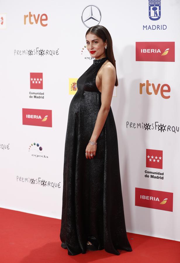 Hiba Abouk, en la alfombra roja de los Premios Forqué 2021. Con vestido de escote halter y un maquillaje en el que destacaban sus labios rojos, la actriz presumía de embarazo con un total look de Dior.