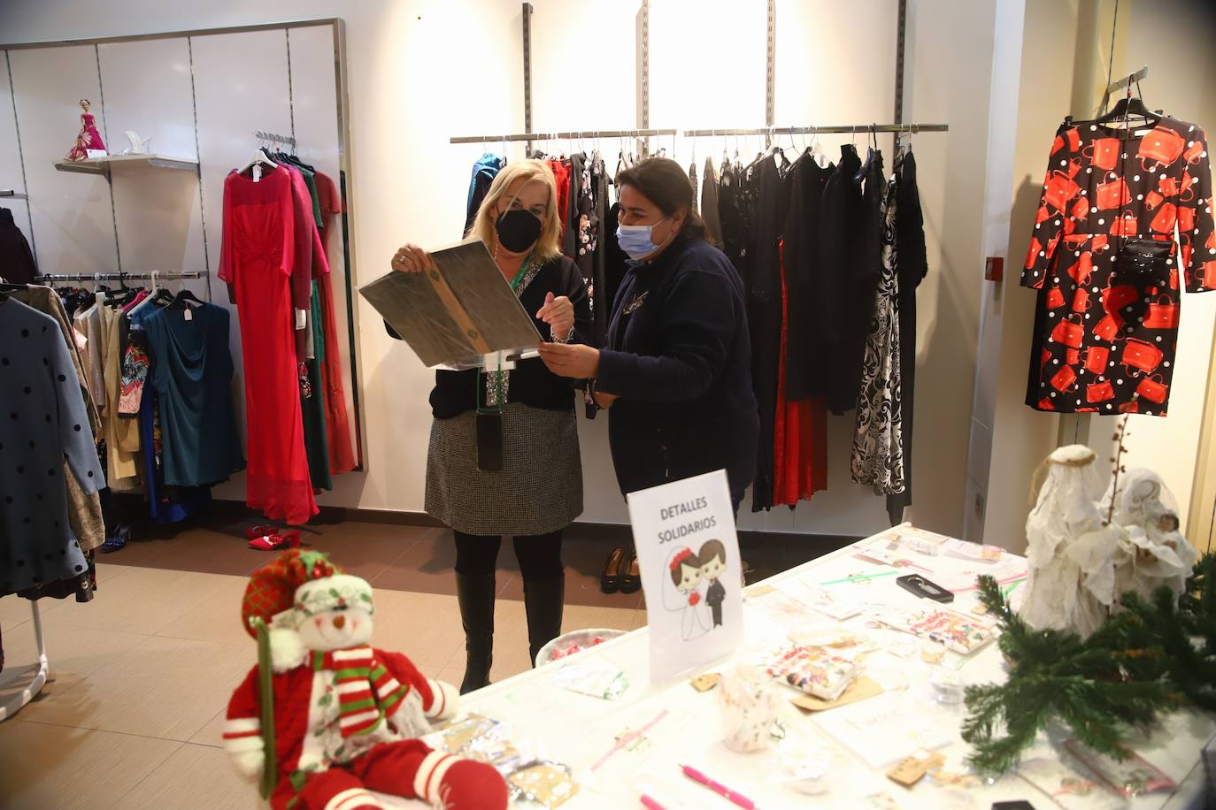 La inauguración de la tienda solidaria de la Asociación contra el Cáncer en Córdoba, en imágenes