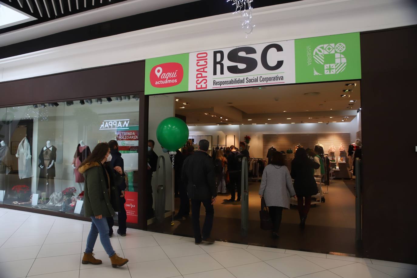 La inauguración de la tienda solidaria de la Asociación contra el Cáncer en Córdoba, en imágenes