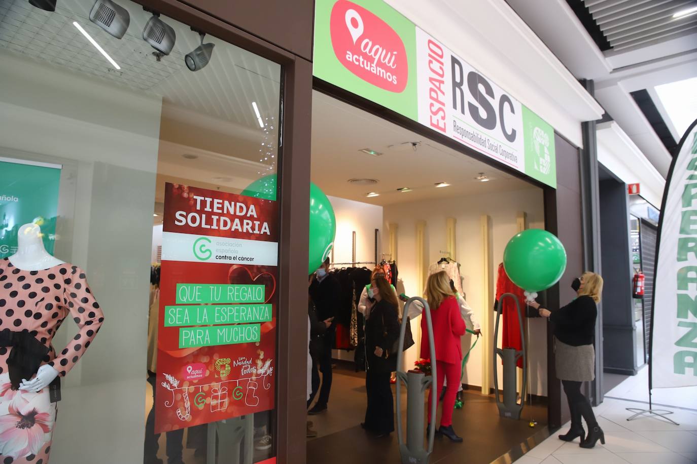 La inauguración de la tienda solidaria de la Asociación contra el Cáncer en Córdoba, en imágenes