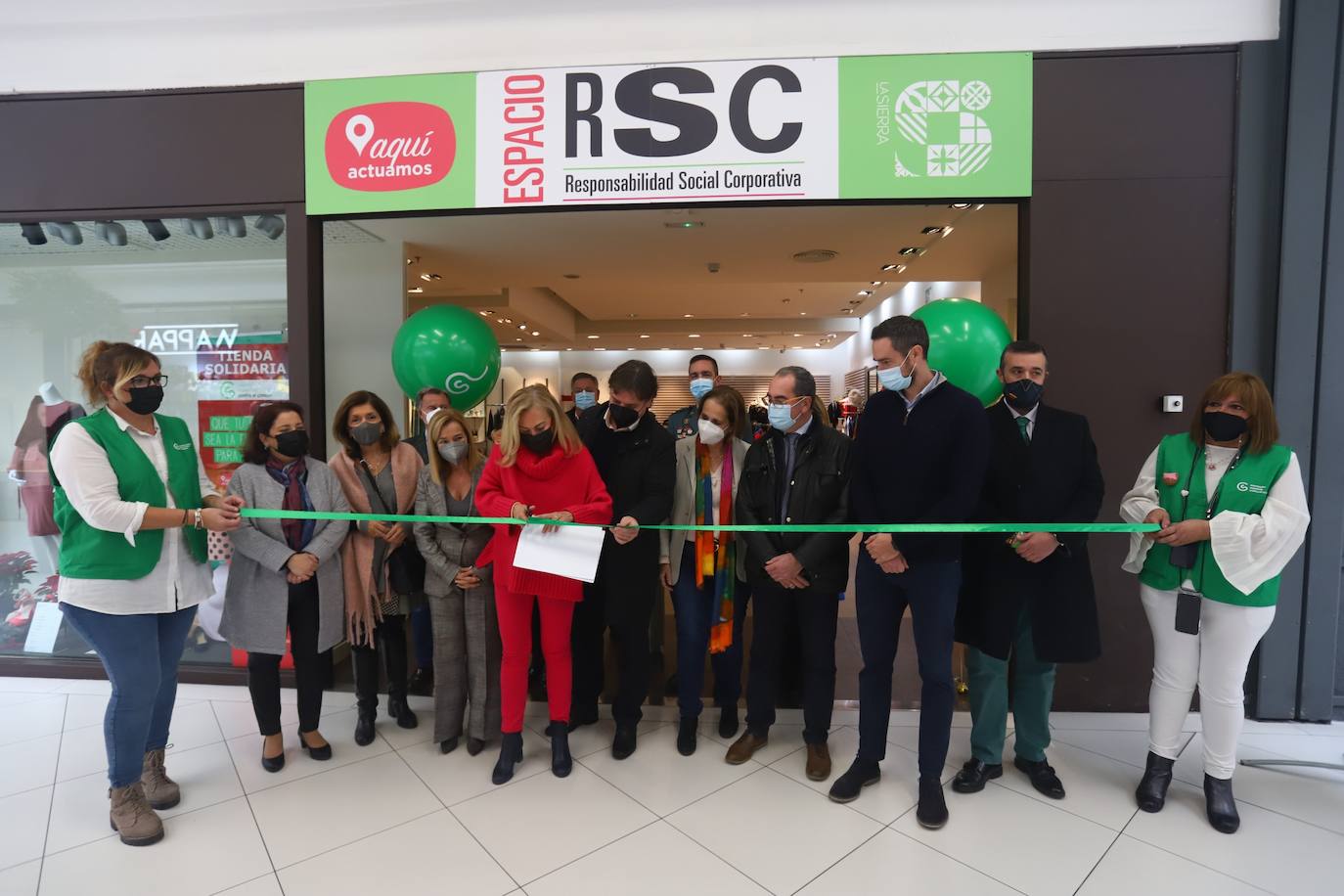 La inauguración de la tienda solidaria de la Asociación contra el Cáncer en Córdoba, en imágenes