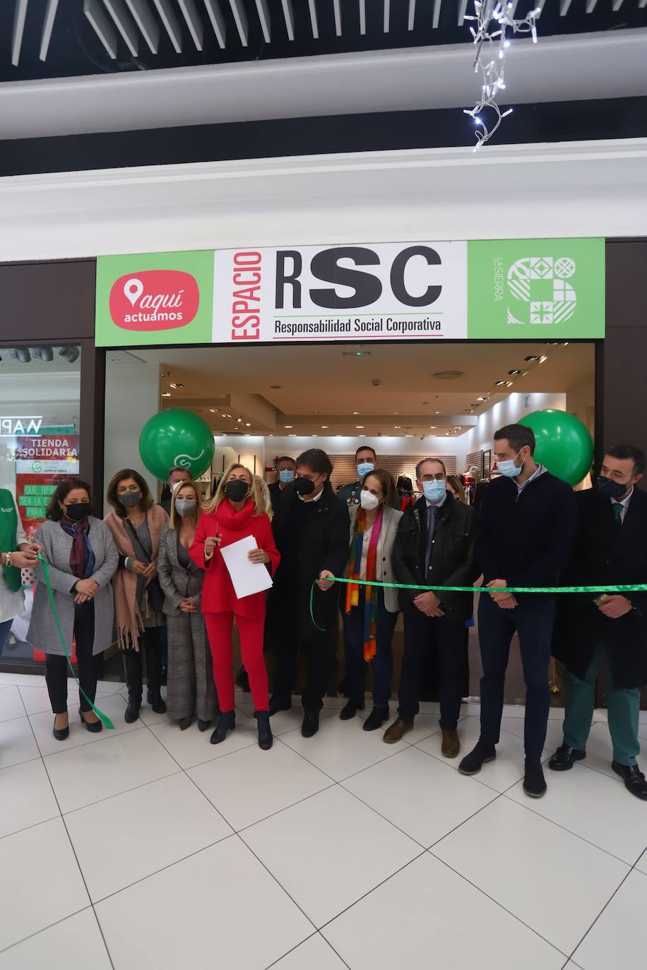 La inauguración de la tienda solidaria de la Asociación contra el Cáncer en Córdoba, en imágenes