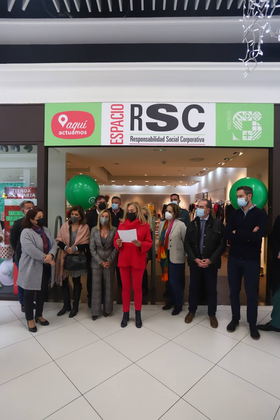 La inauguración de la tienda solidaria de la Asociación contra el Cáncer en Córdoba, en imágenes