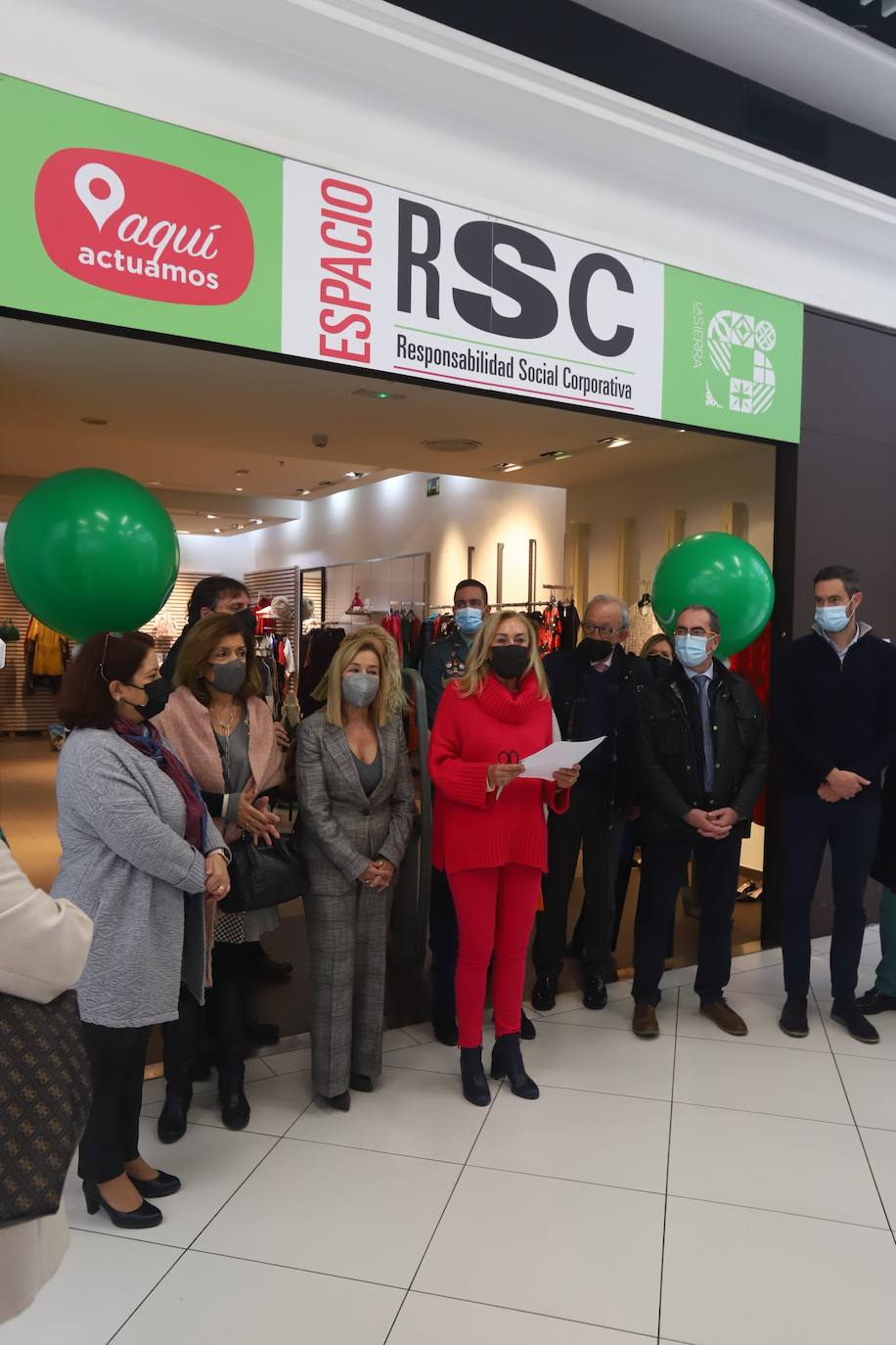 La inauguración de la tienda solidaria de la Asociación contra el Cáncer en Córdoba, en imágenes