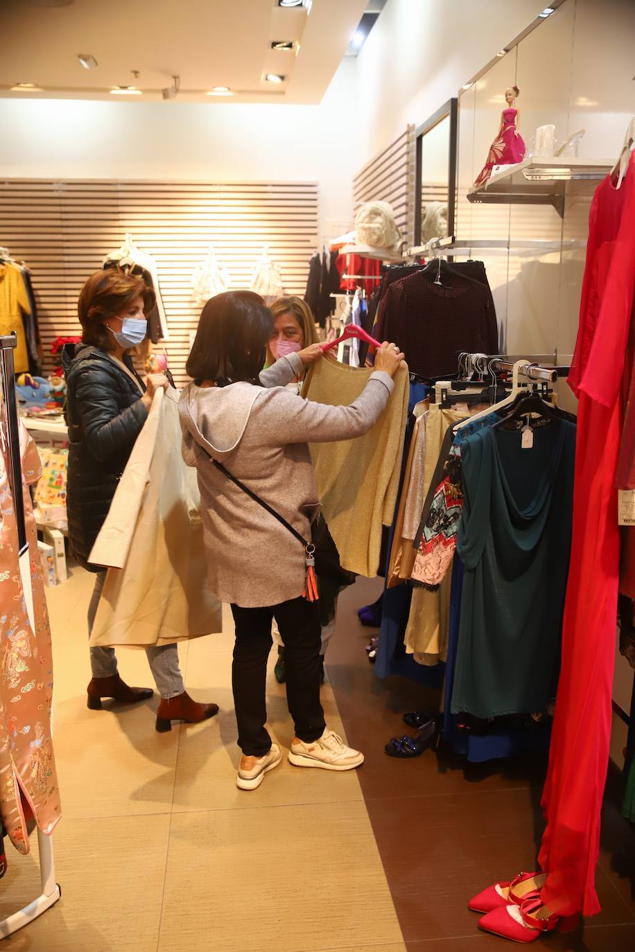 La inauguración de la tienda solidaria de la Asociación contra el Cáncer en Córdoba, en imágenes