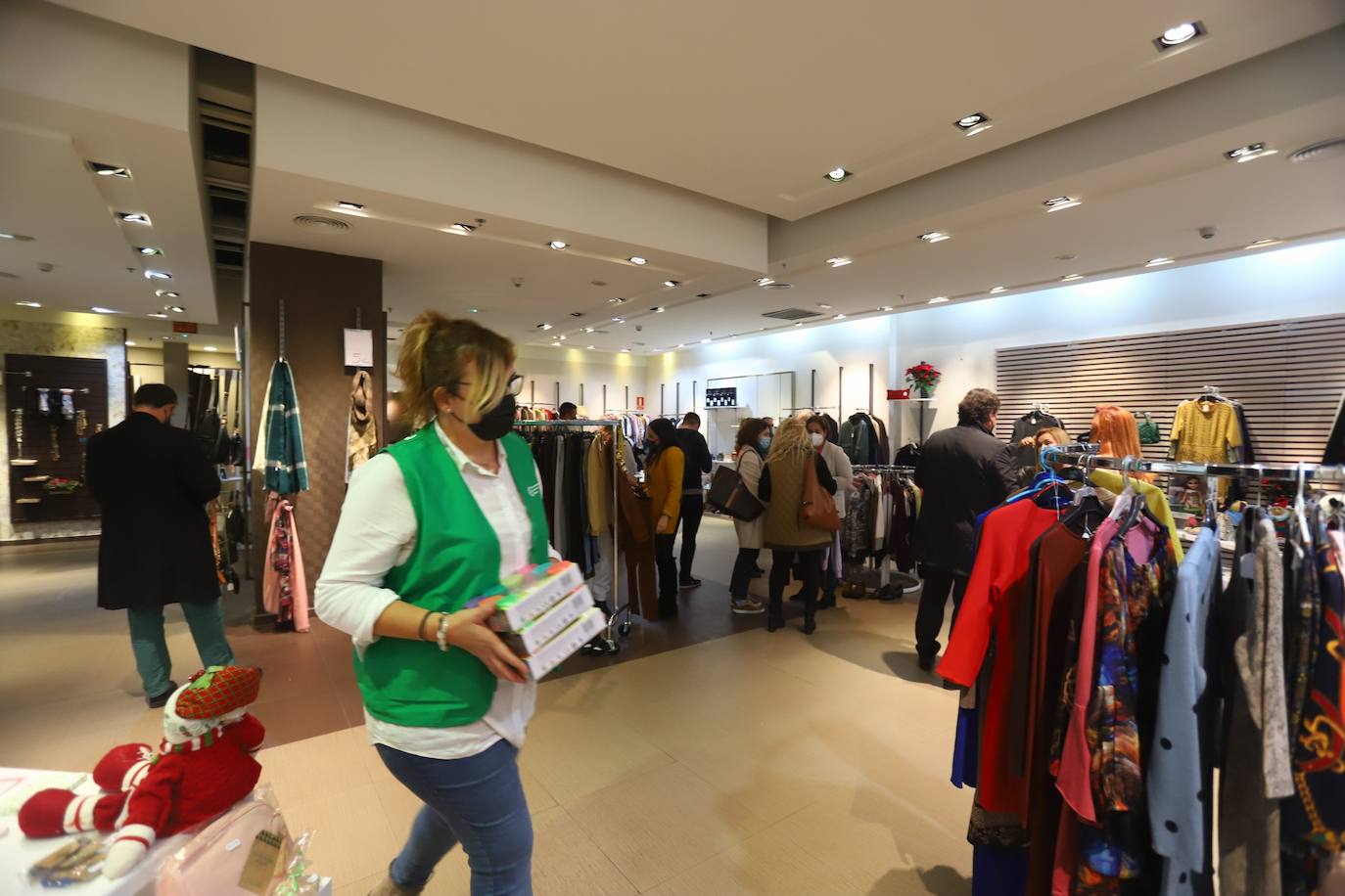 La inauguración de la tienda solidaria de la Asociación contra el Cáncer en Córdoba, en imágenes