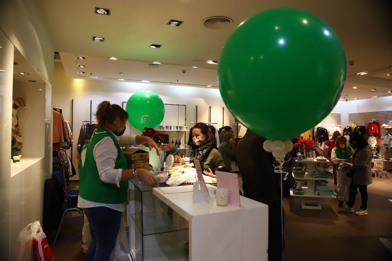 La inauguración de la tienda solidaria de la Asociación contra el Cáncer en Córdoba, en imágenes