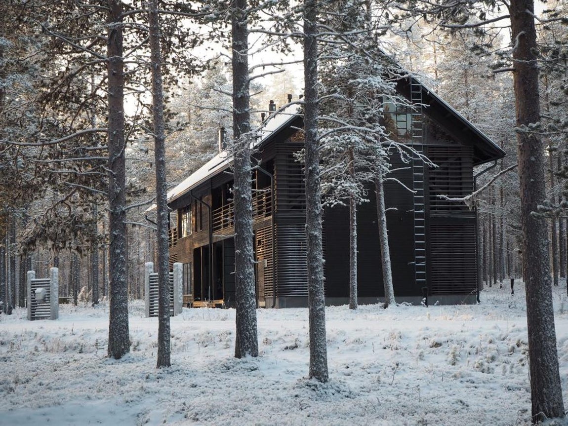 La lujosa villa en Laponia donde se ha alojado Georgina Rodríguez. La elegida ha sido Levi Spirit, un conjunto de villas de lujo en plena naturaleza, en Taalovaara, junto al río Ounasjoki, donde toda la familia se ha sentido como en la auténtica casa de Santa Claus.