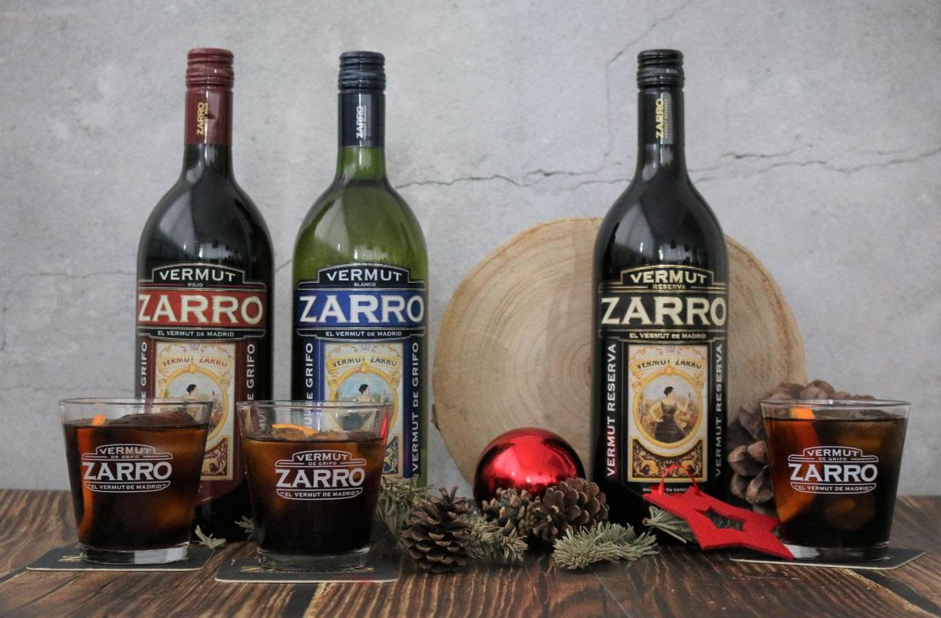 Vermut Zarro para el aperitivo de Navidad. No hay aperitivo que se precie en el que no se disfrute de un buen vermut. Zarro, el vermut tradicional madrileño, propone sus tres variedades: Rojo, Blanco y Reserva para disfrutar estas fiestas compartiendo buenos momentos alrededor de la mesa (o la barra).  Precio: 21€ (pack con las 3 variedades)