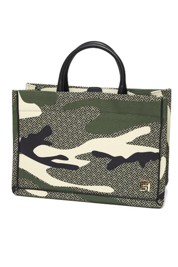 Space Flamingo - Accesorios originales para los looks Navideños. Bolso de tipo tote con estampado militar, de Space Flamningo. Su amplio tamaño sumado a su ligereza lo convierten en un imprescindible para aquellas jornadas en las que se va a pasar mucho tiempo fuera de casa y hay que salir bien preparada. Precio: 210€.