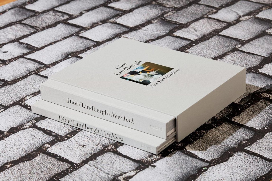 1. Caprichos para amantes de la fotografía. Libro ‘Dior’, de Peter Lindbergh. Editorial Taschen. Un ejemplar que no puede faltar en las casas de los amantes de la moda. Una visión de la industria desde el objetivo del icónico fotógrafo con imágenes nunca antes publicadas de su último proyecto. Precio: 150€.