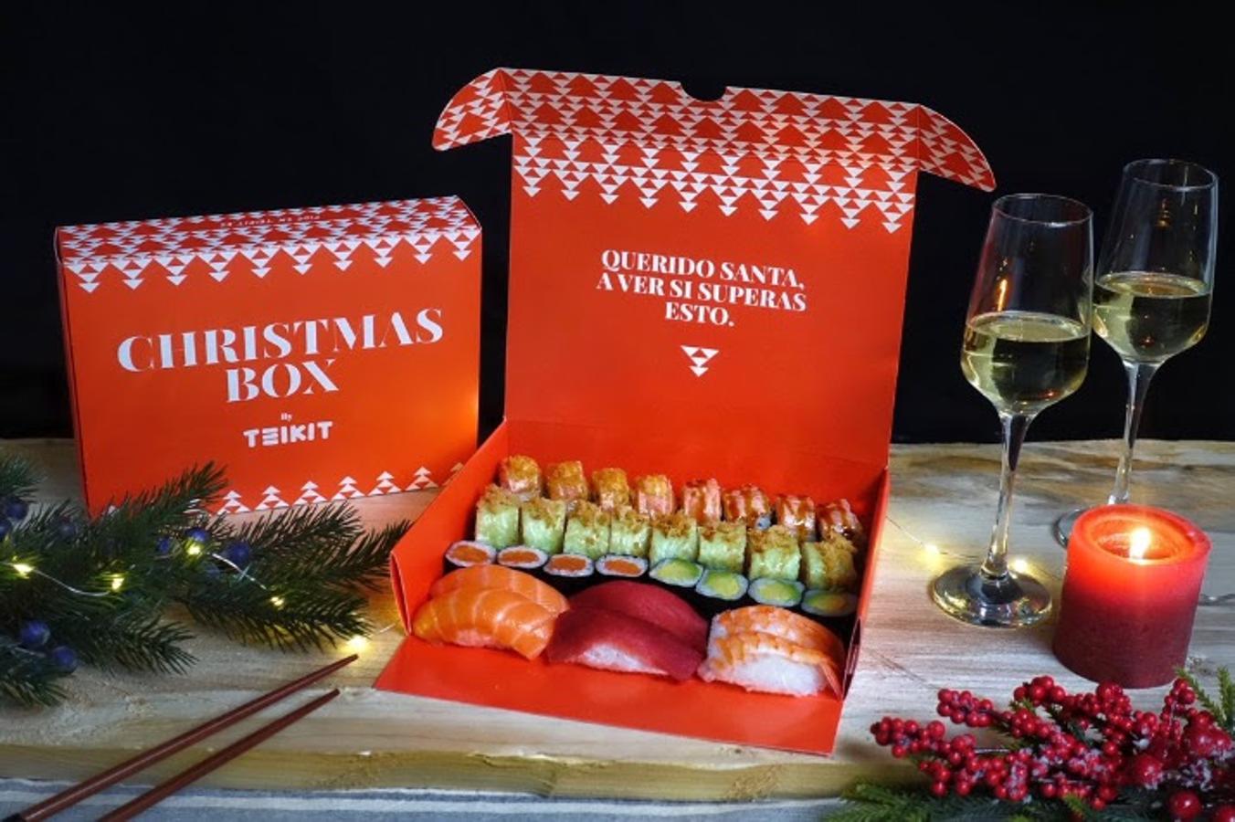 La 'Christmas Box' de Teikit. Teikit, el sushi ‘born for delivery’, celebra la Navidad con un pack premium de edición limitada para estas fechas que promete hacer las delicias de todo apasionado de este manjar. La caja, seconvierte en la opción ideal para compartir y dar esse toque asiático a cualquier mesa navideña en estas fechas. Un variado de makis y nigiris y tres de sus rolls con más éxito: el Kioto, el Salmon Crush y el Paris. Todos ellos se envían en una caja con un diseño especial de Navidad en el que el color rojo es el protagonista. Precio: 32€.