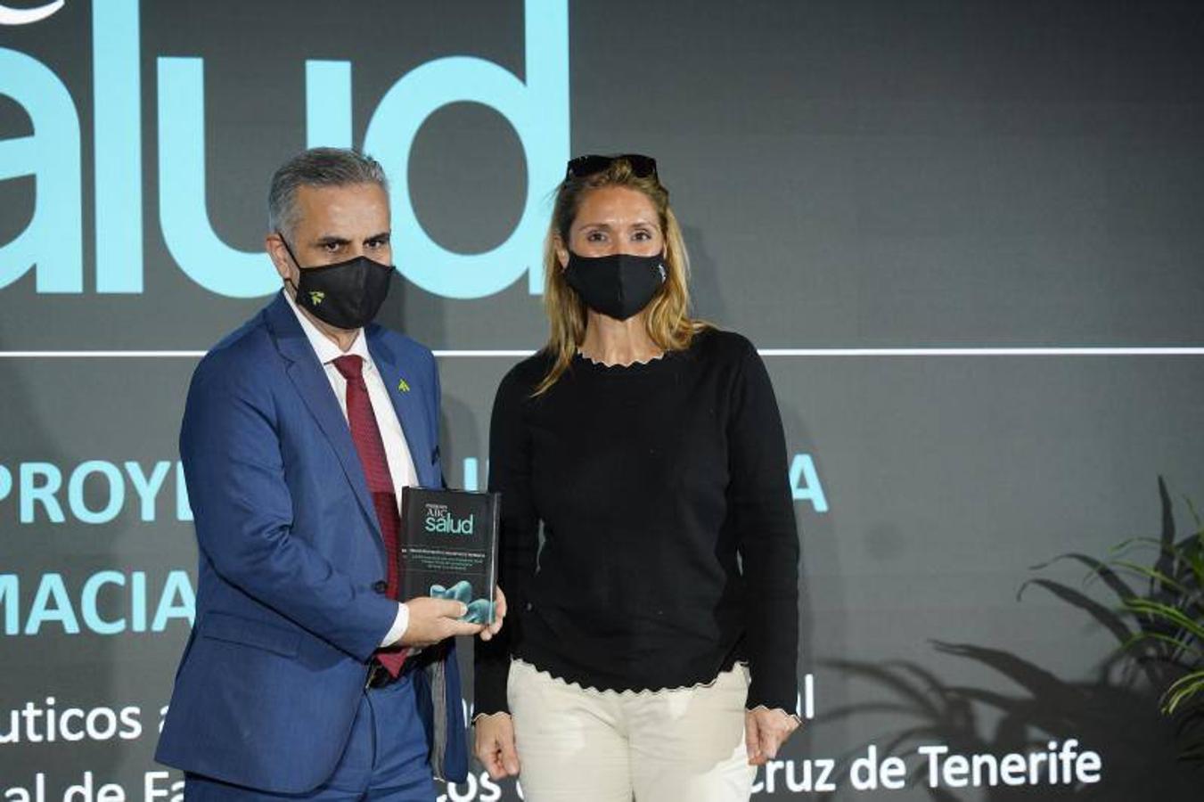 Manuel Ángel Galván González, presidente del Colegio Oficial deFarmacéuticos de Santa Cruz de Tenerife recoge el premio de manos de Ana Delgado, directora general de ABC, que se lo entrega en representación de AMA. 