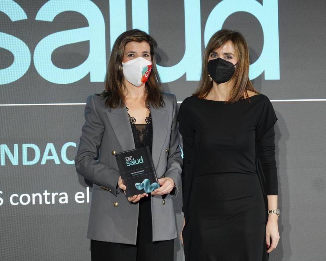 Lola Manterola, Fundadora de CRIS contra el Cáncer con Nuria Ramírez de Castro, miembro del jurado. 