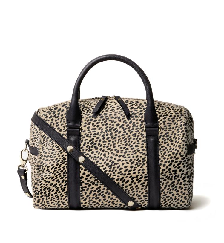 2. Un bolso todoterreno. Bolso bowling con estampado de leopardo de JOSEFINA, una marca francesa cuyas piezas se realizan íntegramente en España, pensada para las mujeres dinámicas que desean mantener su elegancia intacta en todos los ámbitos de la vida. Este diseño ofrece cinco compartimentos para optimizar su organización y es además muy ligero y resistente. Precio. 348€.