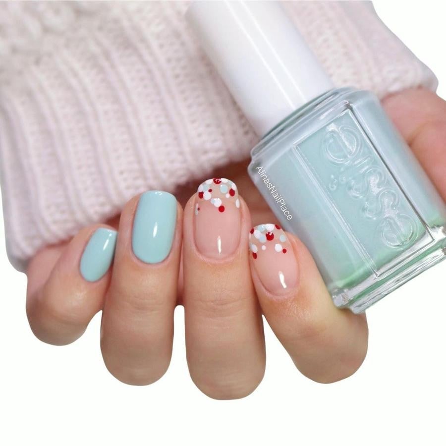 Pastel y confeti. Uñas combinadas entre un elegante azul pastel y una original base transparente con puntos de colores.