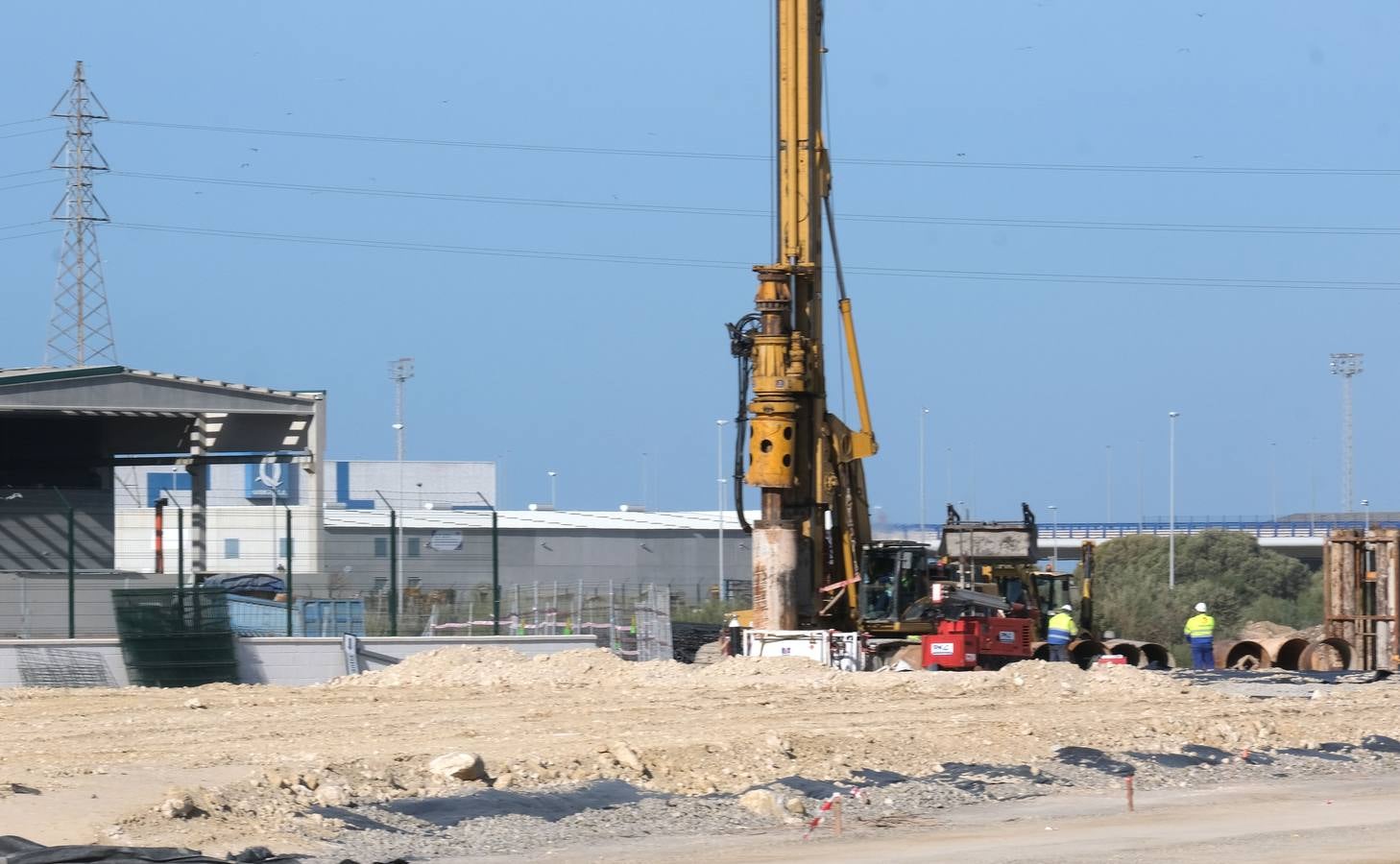 FOTOS: Obras de la plataforma elevada del tren de La Cabezuela han comenzado junto al astillero de Puerto Real