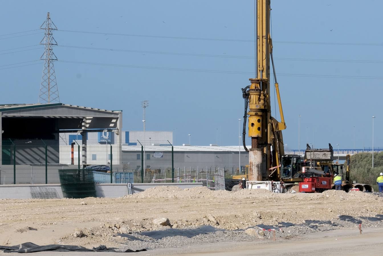 FOTOS: Obras de la plataforma elevada del tren de La Cabezuela han comenzado junto al astillero de Puerto Real