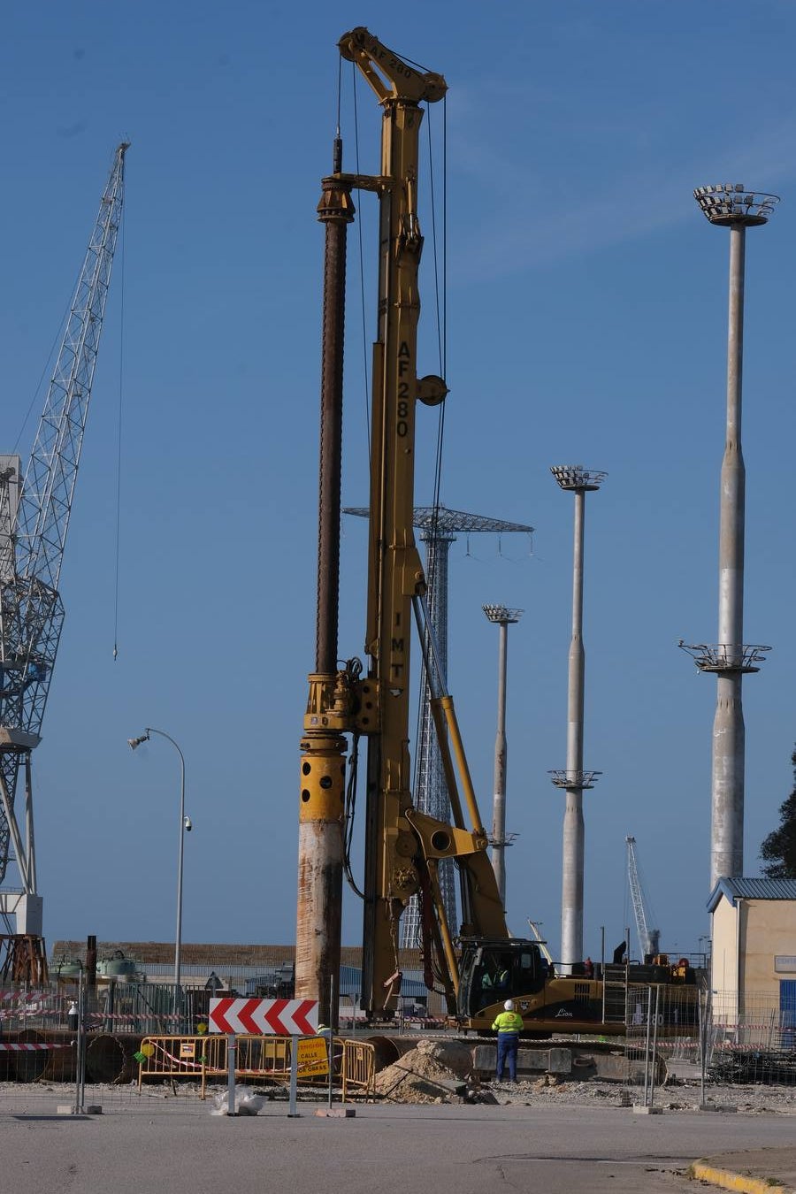 FOTOS: Obras de la plataforma elevada del tren de La Cabezuela han comenzado junto al astillero de Puerto Real