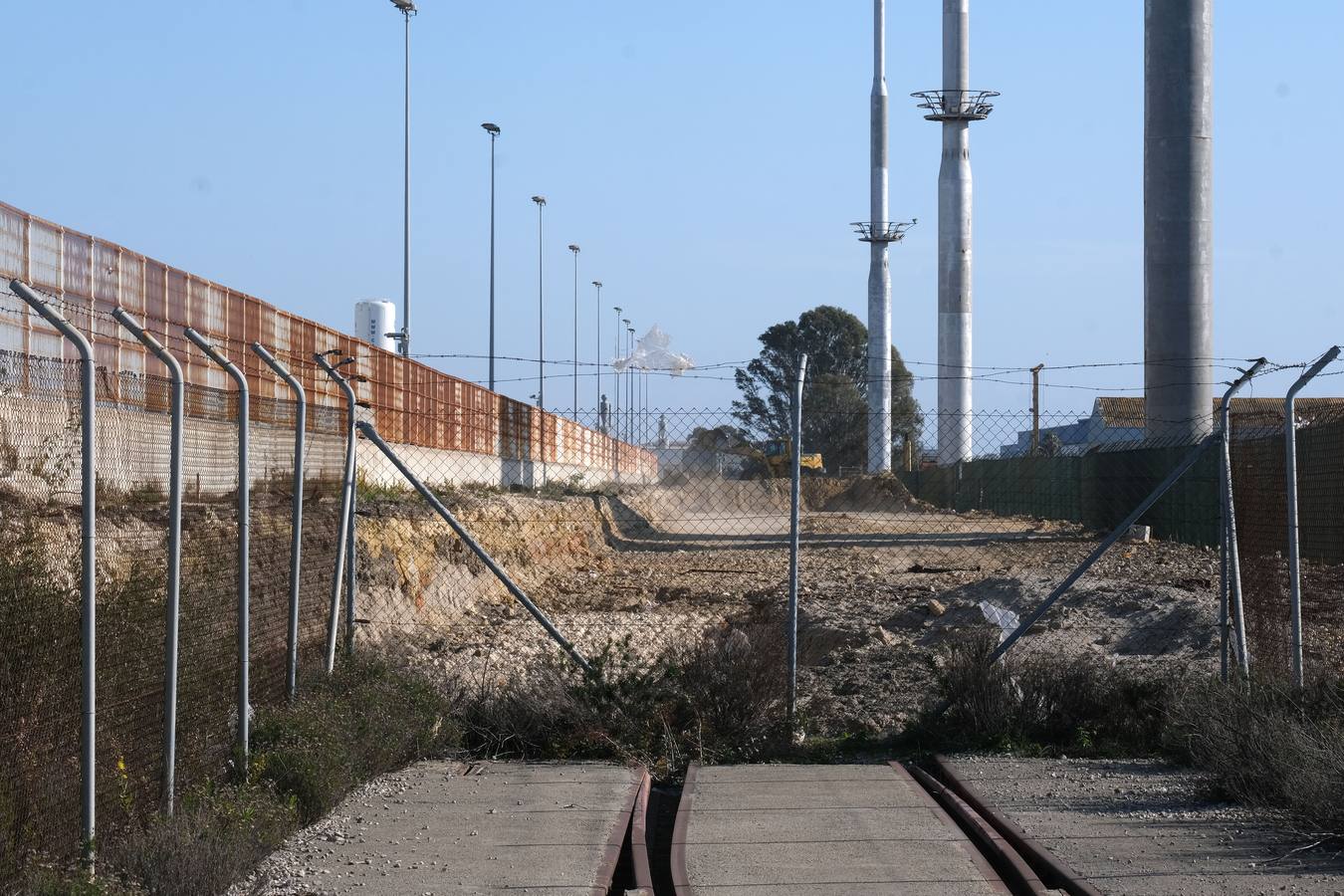 FOTOS: Obras de la plataforma elevada del tren de La Cabezuela han comenzado junto al astillero de Puerto Real