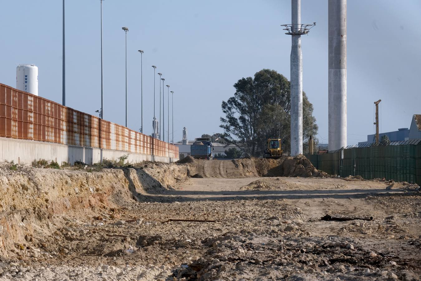 FOTOS: Obras de la plataforma elevada del tren de La Cabezuela han comenzado junto al astillero de Puerto Real