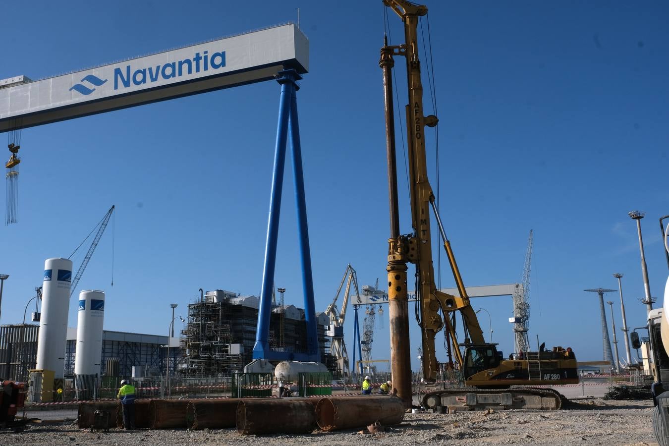 FOTOS: Obras de la plataforma elevada del tren de La Cabezuela han comenzado junto al astillero de Puerto Real