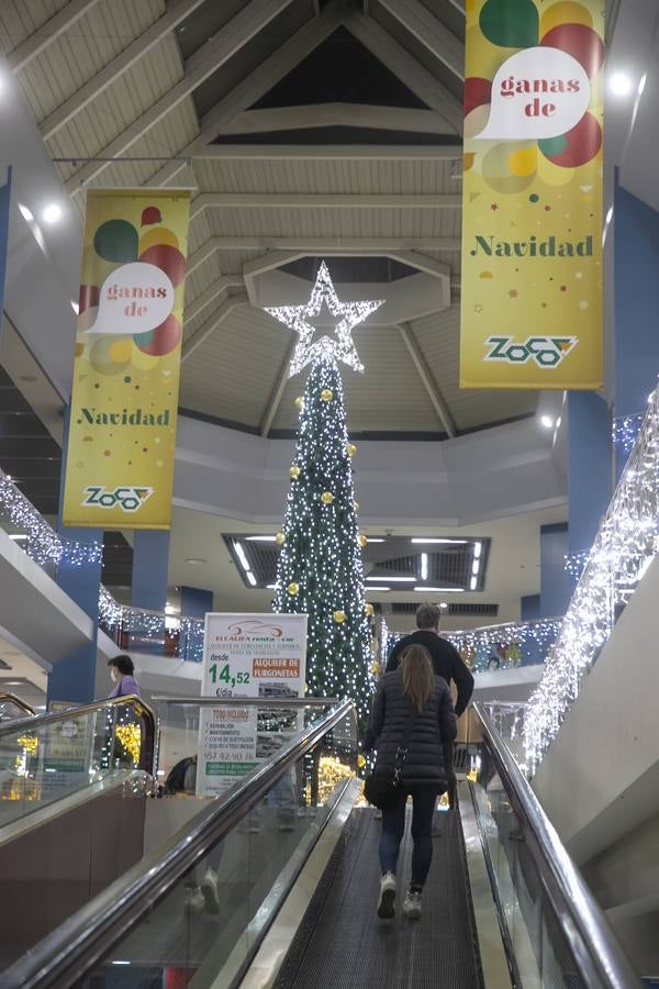 En imágenes, el público anima los centros comerciales de Córdoba