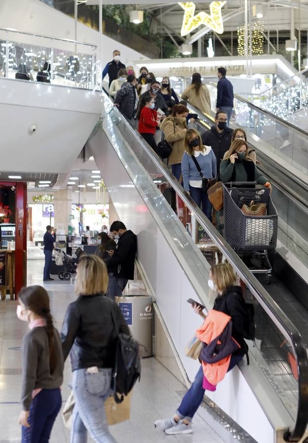 En imágenes, el público anima los centros comerciales de Córdoba