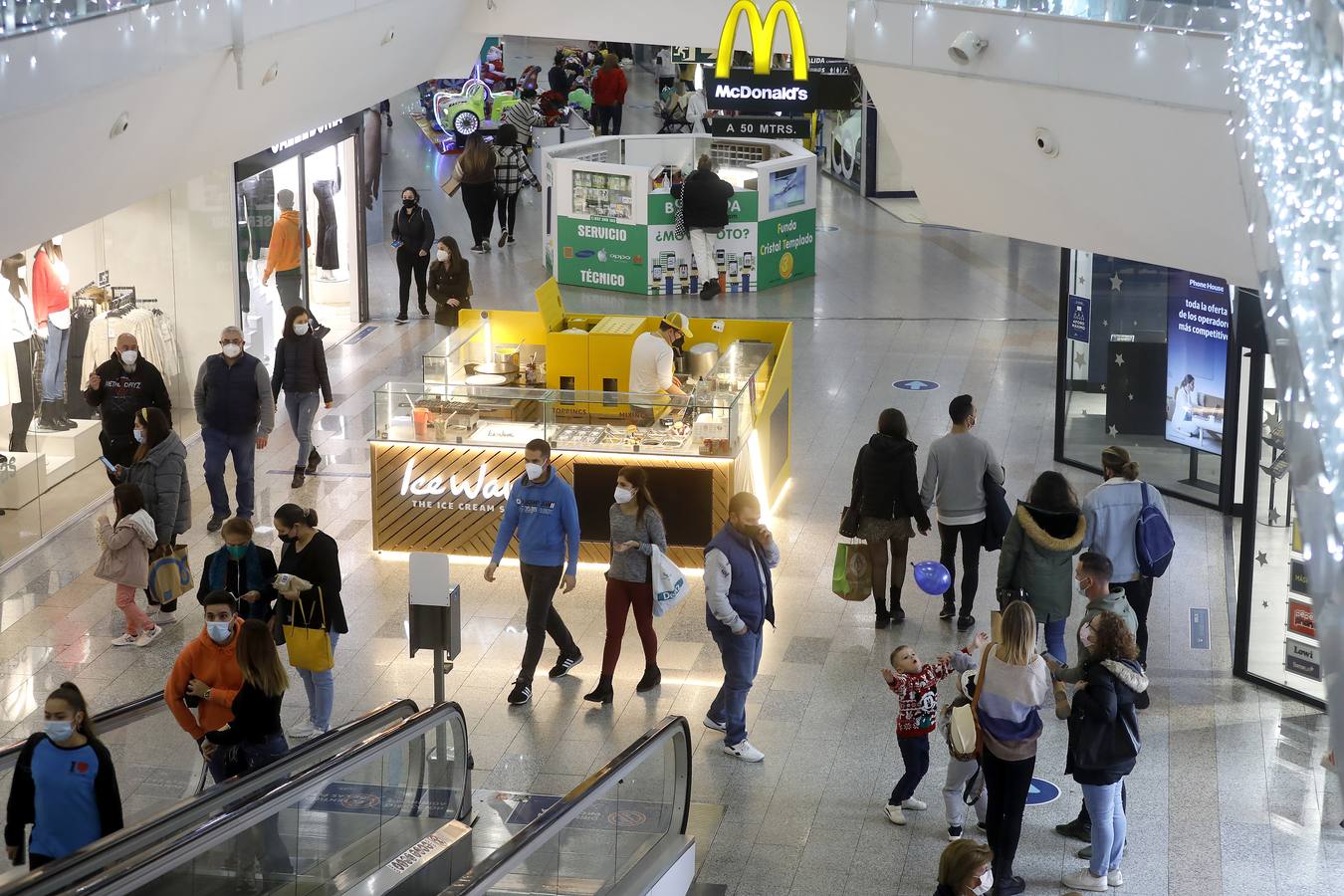 En imágenes, el público anima los centros comerciales de Córdoba