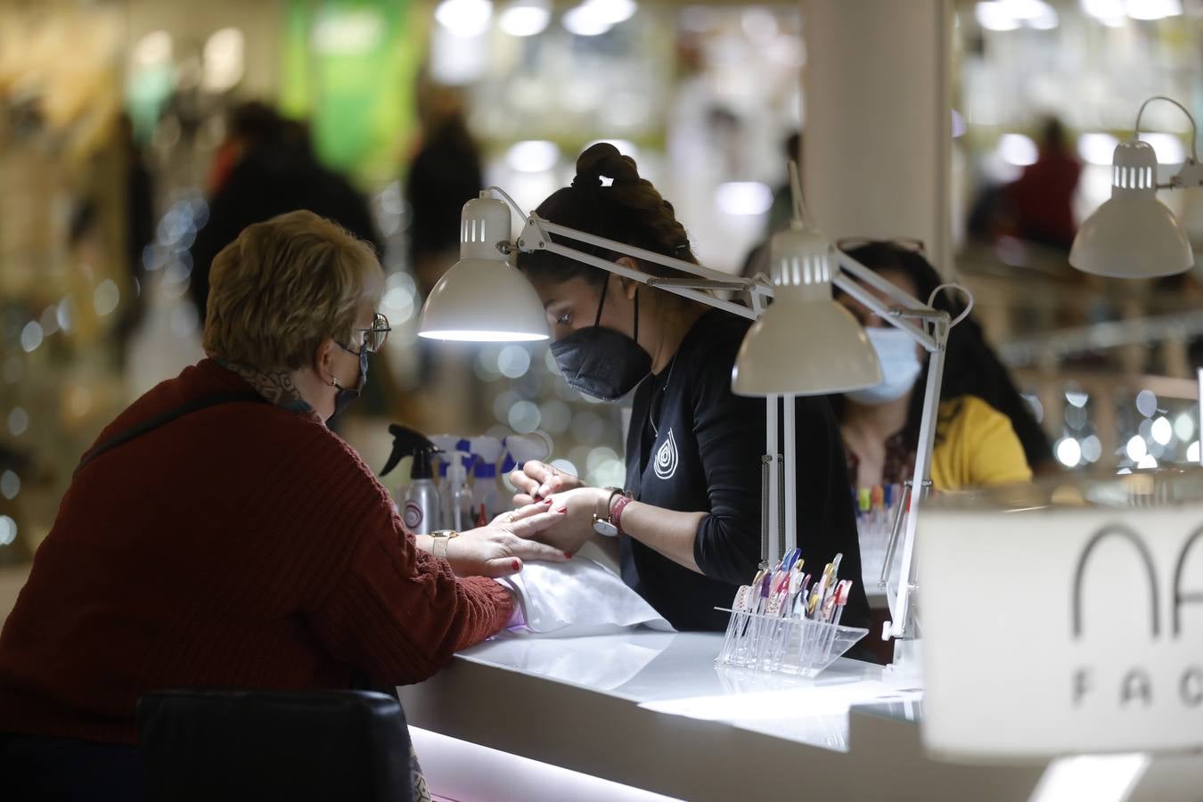 En imágenes, el público anima los centros comerciales de Córdoba