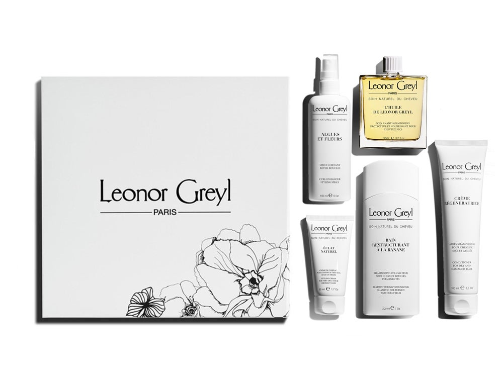 Cofre Cabello Rizado de Leonor Greyl (150,24 €). Incluye el cuidado pre-champú L’Huile, el champú Bain restructurant à la Banane, la crema acondicionadora Crème Régénératrice, el spray Algues et Fleurs y la crema de peinado Éclat Naturel.