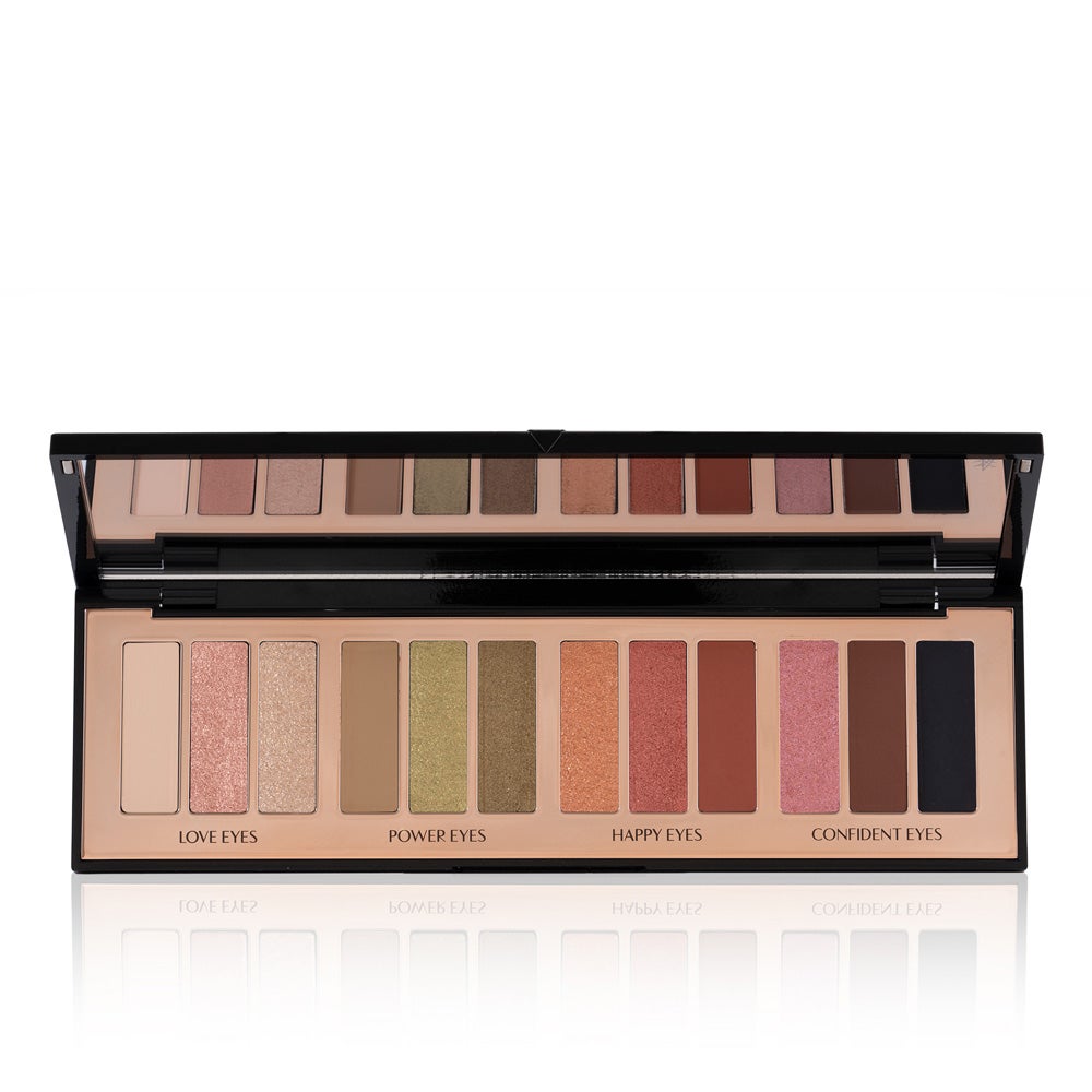 Paleta de sombras Instant Eye Palette in Smokey Eyes Are Forever de Charlotte Tilbury (75 €). 12 sombras mágicas en 4 looks para una mirada con el brillo de una superestrella. Las sombras mate contienen pigmentos recubiertos que hacen que sean muy pigmentadas y al mismo tiempo sea fácil difuminarlas. Los tonos metálicos han sido elaborados con perlas luminosas para un efecto metalizado que juega con la luz.