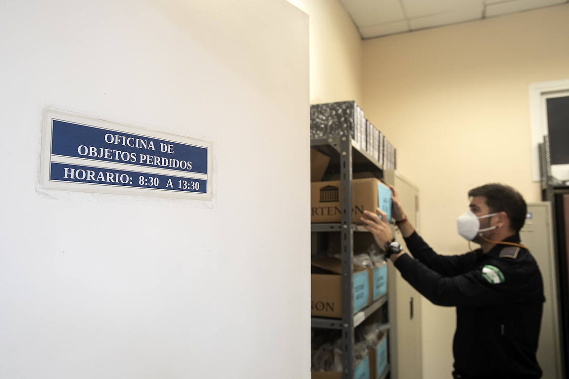 La oficina de Objetos Perdidos de la Policía Local de Córdoba, en imágenes