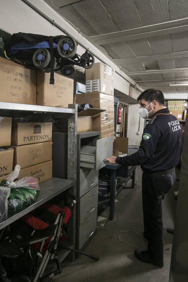 La oficina de Objetos Perdidos de la Policía Local de Córdoba, en imágenes