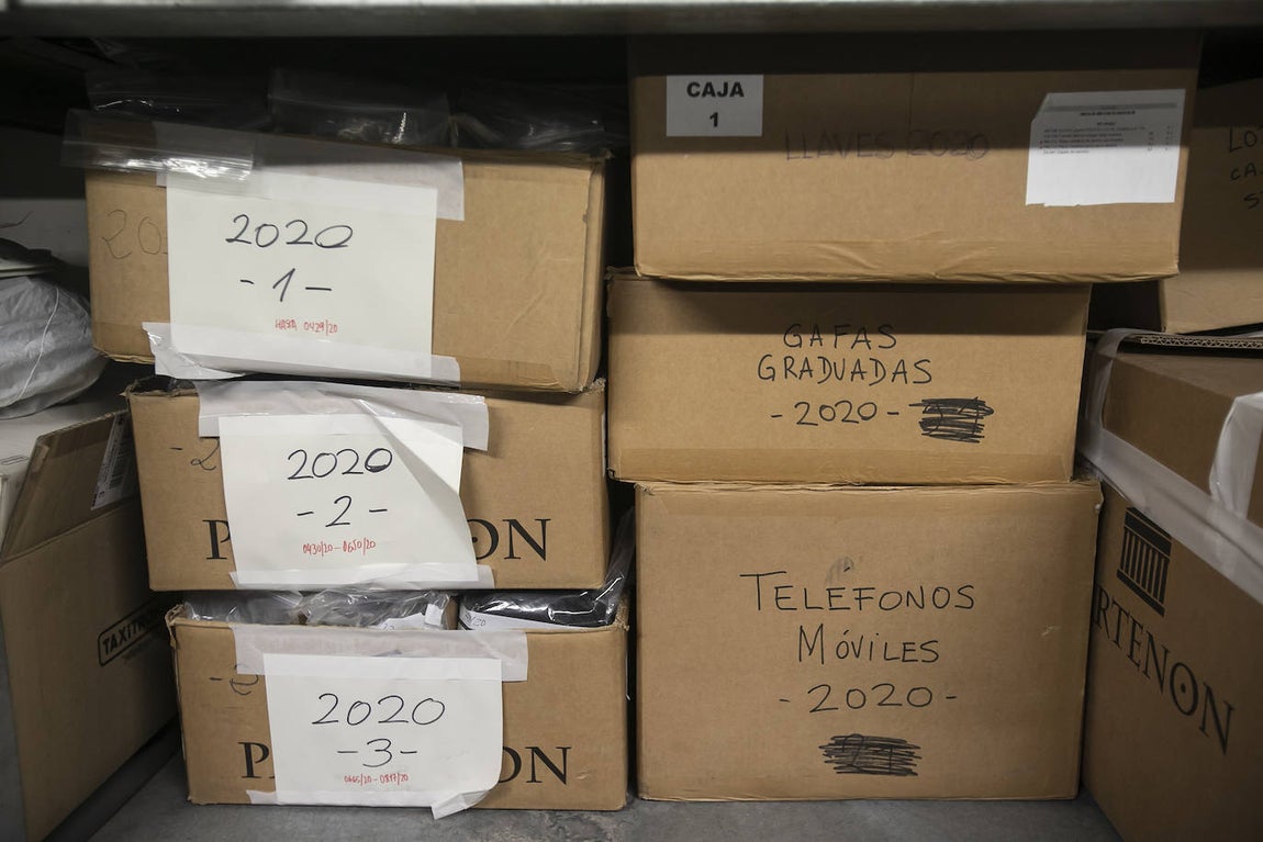 La oficina de Objetos Perdidos de la Policía Local de Córdoba, en imágenes